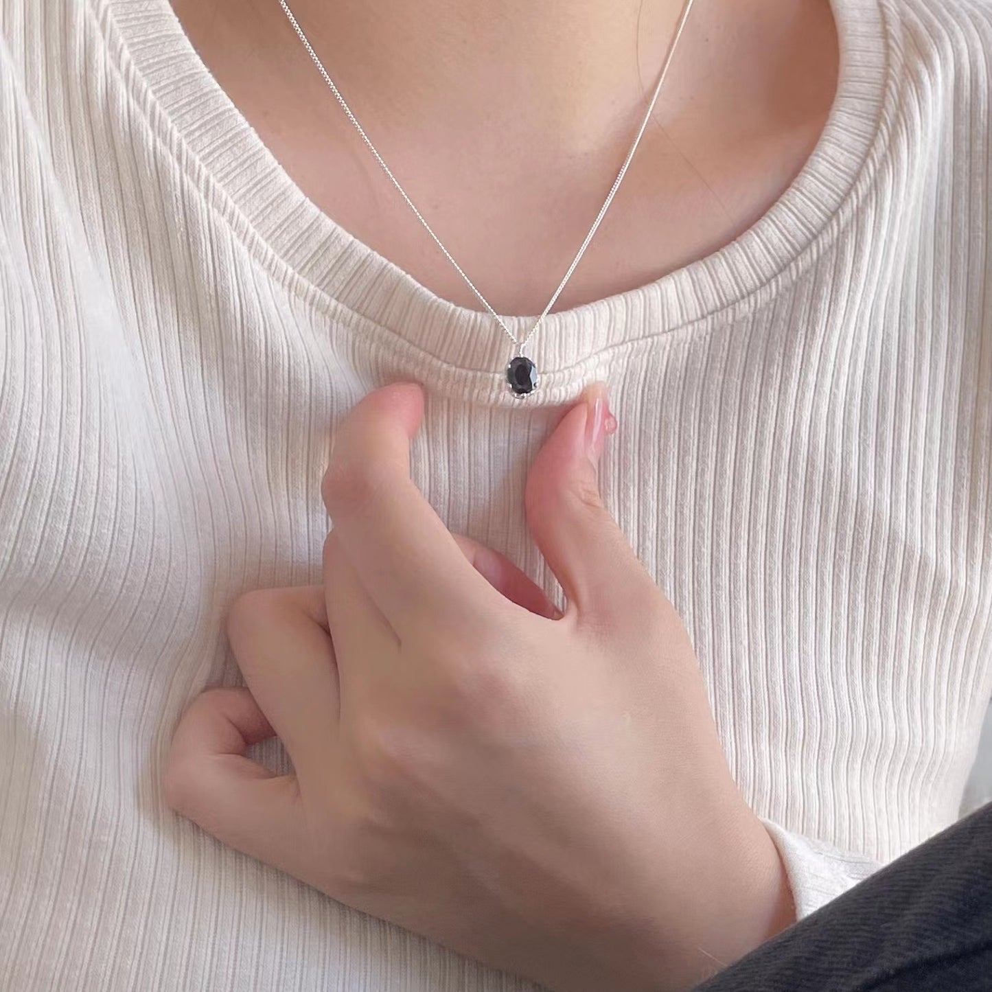 Collar minimalista de dije redondo geométrico en plata de ley 925 con acentos de diamantes de imitación negros