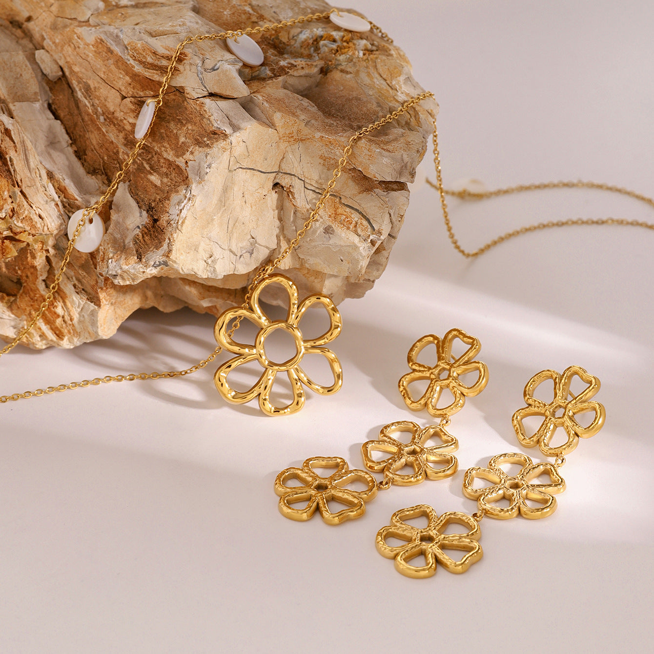 Elegant 18K Gold Plated Floral Stainless Steel Necklace with Titanium Steel Pendant for Women