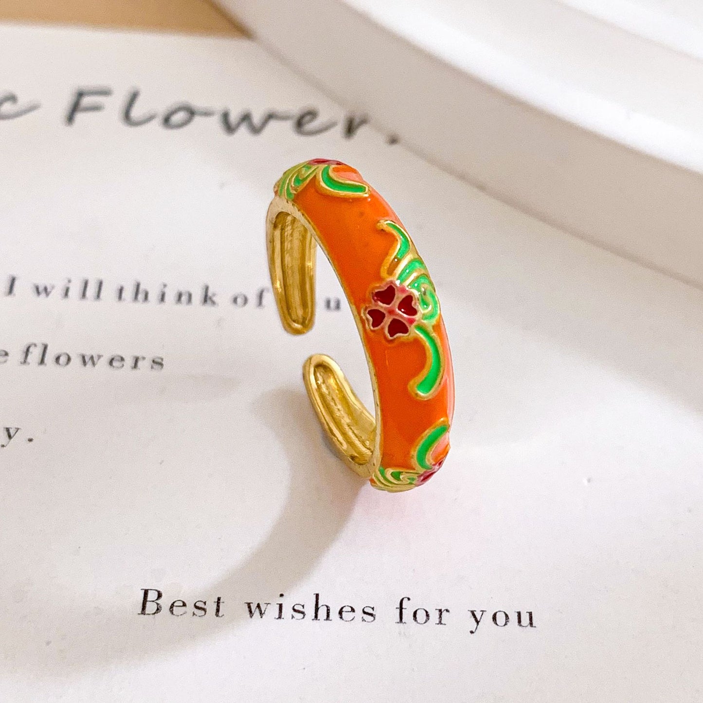 Anillo ajustable minimalista de latón chapado en oro con motivos florales para mujer