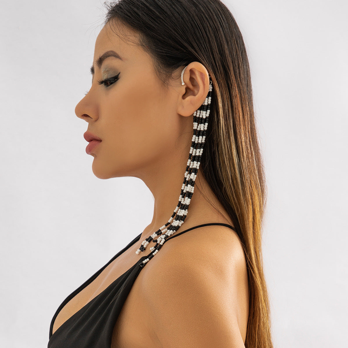 Pendientes Largos Minimalistas Geométricos de Metal con Cuentas para Mujer con Acabado Chapado en Contraste Blanco y Negro