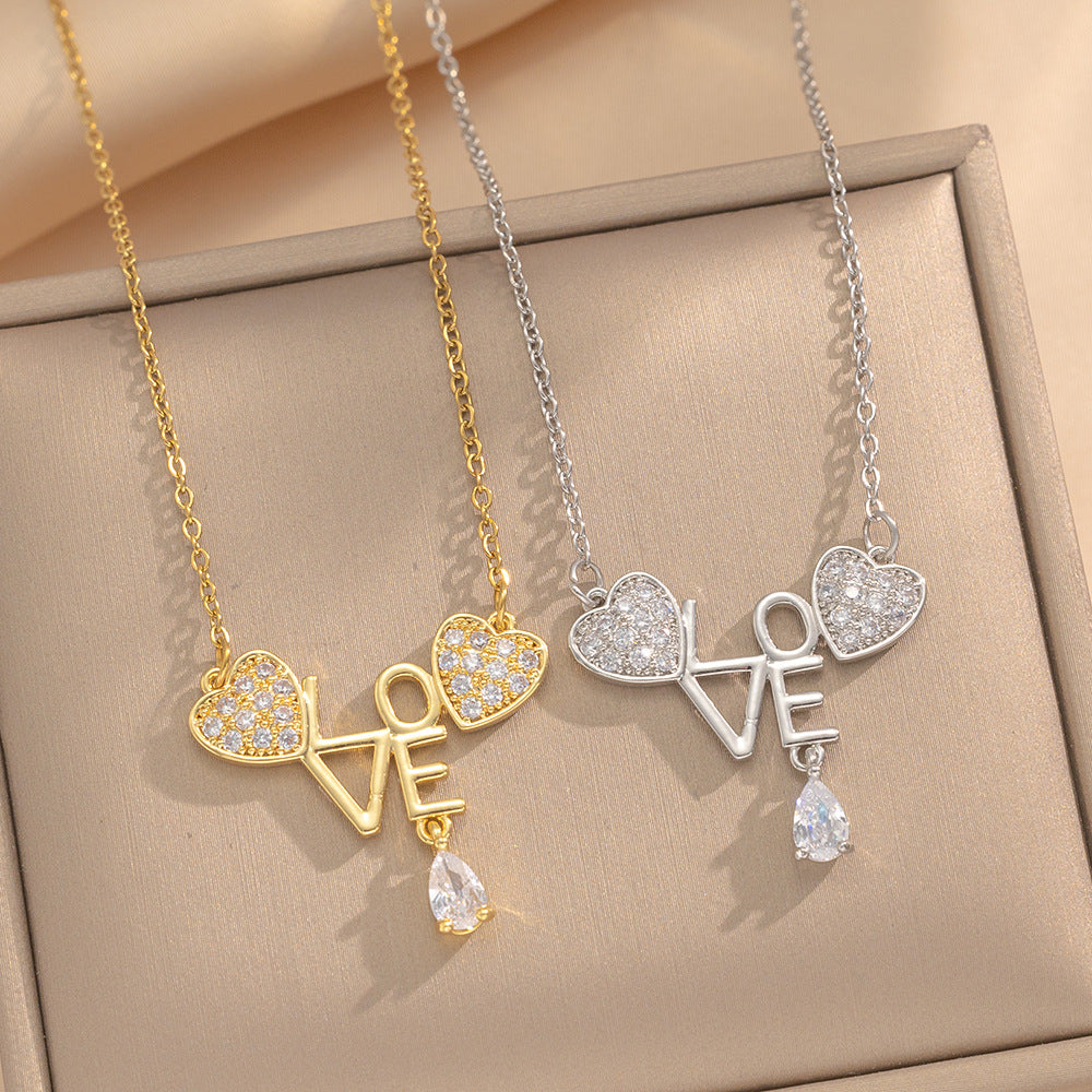 Collana con pendente minimalista a forma di cuore in acciaio al titanio con intarsio di strass e finitura lucida, stile medaglione con catena a serpente per donna