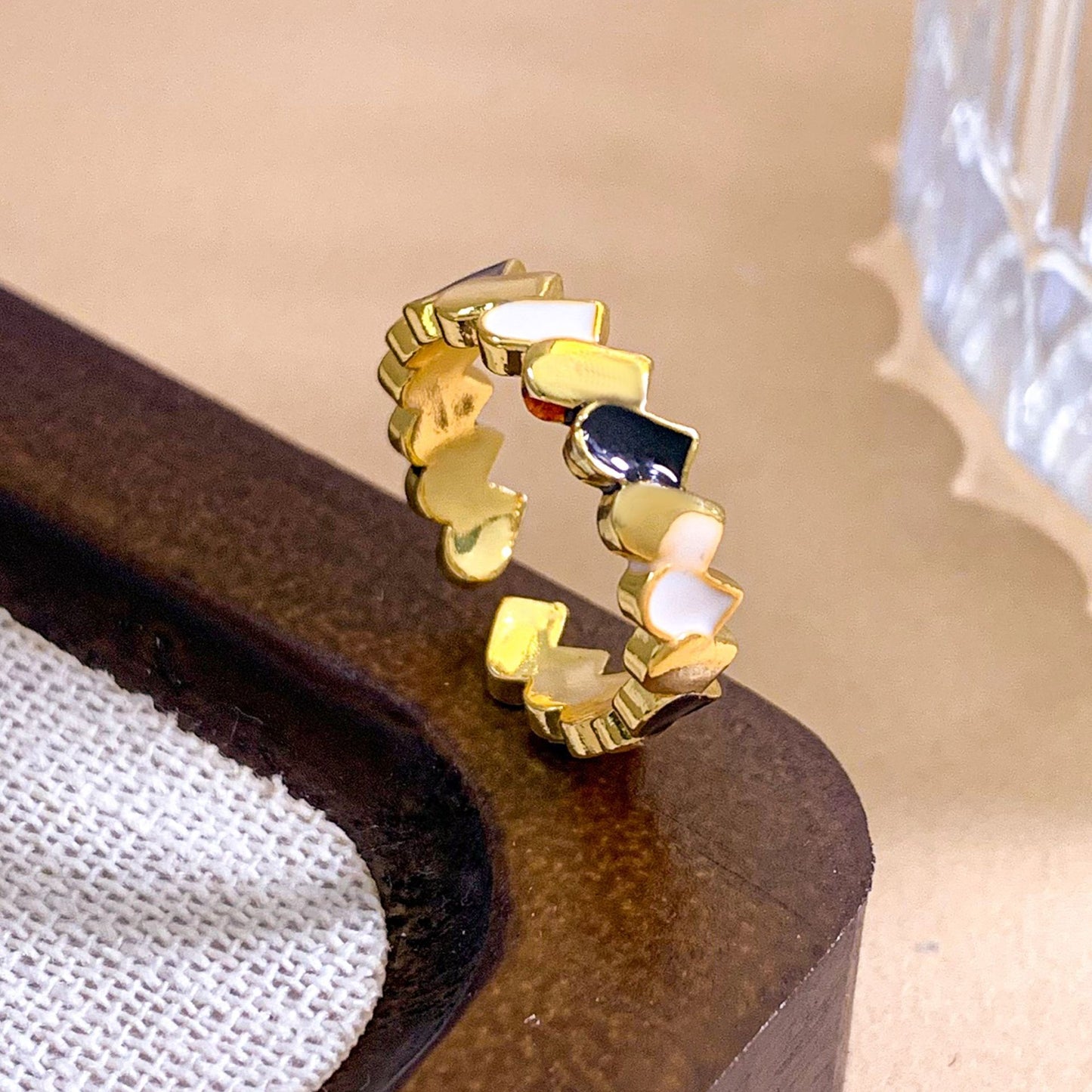 Anello da donna smaltato a pois geometrici, placcato oro, dolce e minimalista