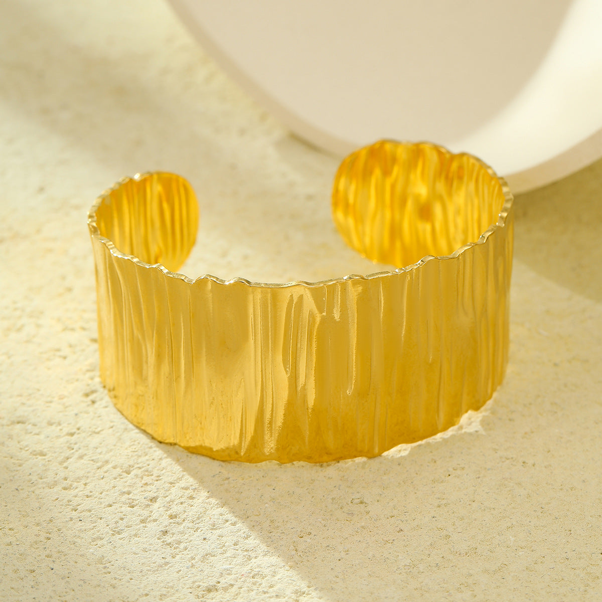 Pulsera Minimalista de Puño Ancho con Textura Irregular de Acero Inoxidable con Baño al Vacío de Oro de 18K