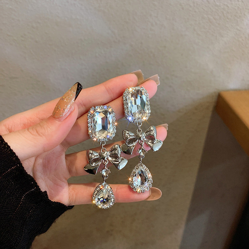 Orecchini a perno di lusso con lega geometrica irregolare e intarsio di strass, placcati argento, alla moda e versatili da donna