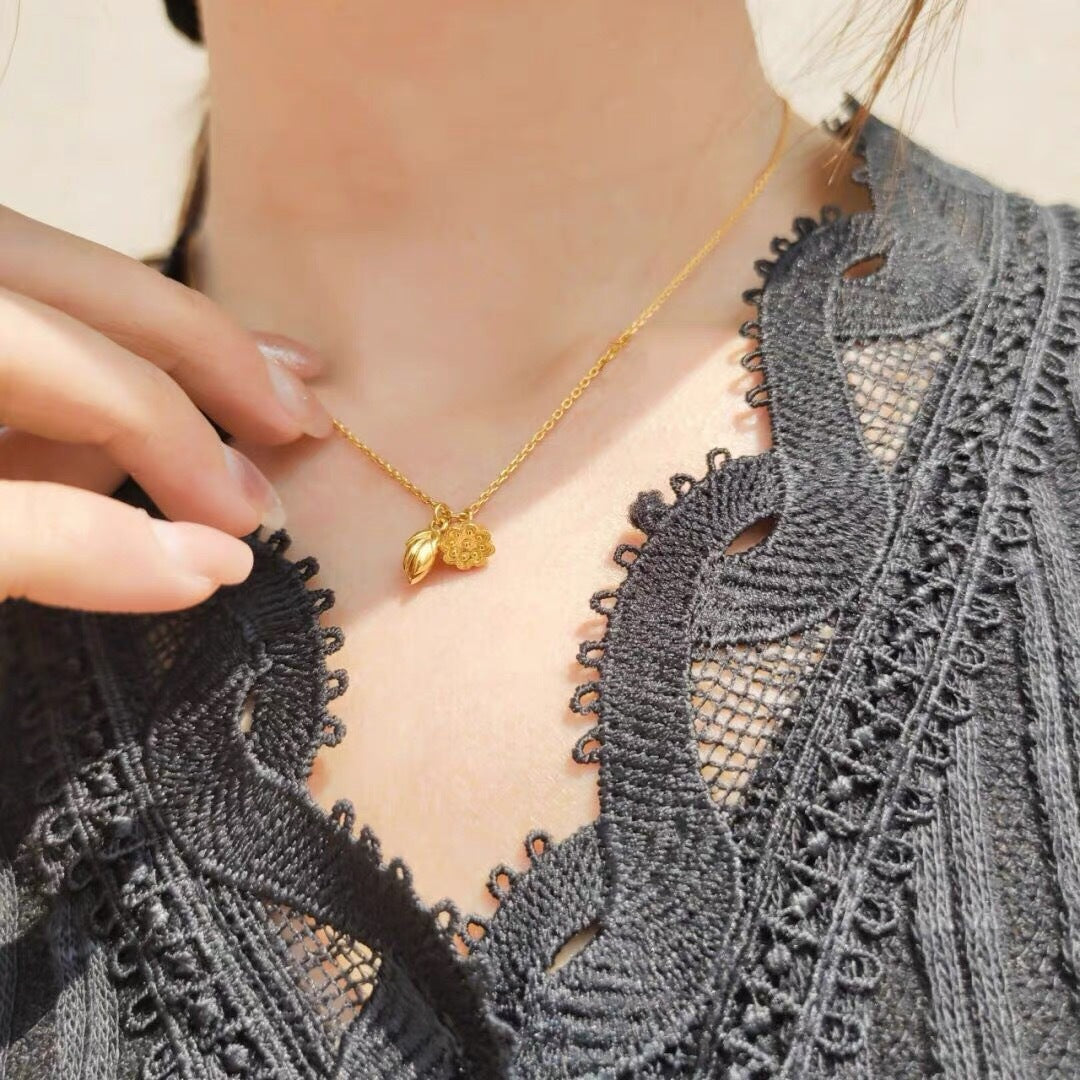 Collana Pendente Minimalista Loto e Radice di Loto in Acciaio al Titanio con Finitura Placcata da Donna