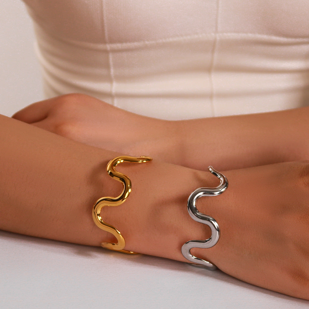 Bracciale da donna in acciaio inossidabile a onda geometrica con placcatura in oro 18 carati