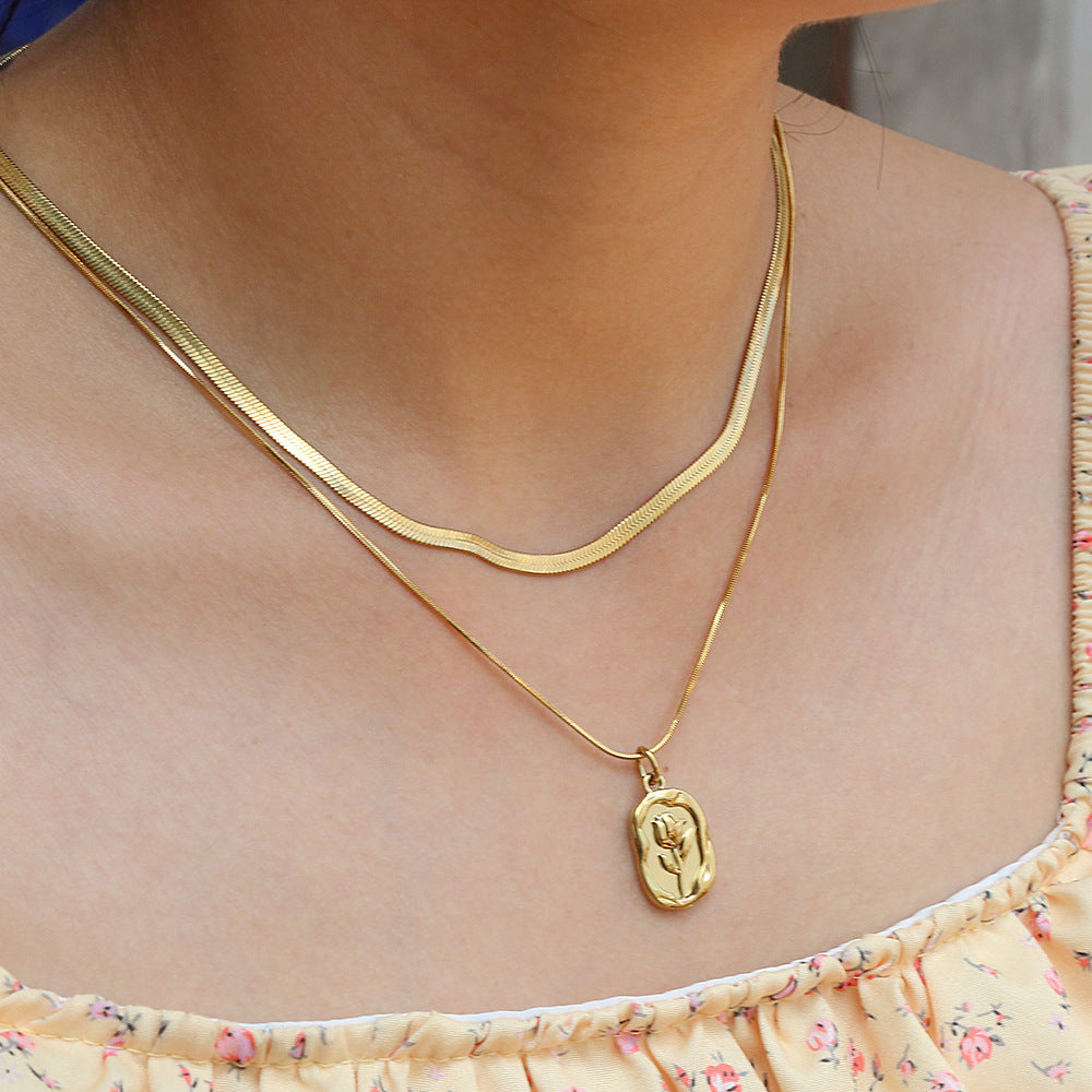 Collar con colgante de rosa floral de moda para mujer con gota de acero de titanio y cadena de serpiente plana chapada