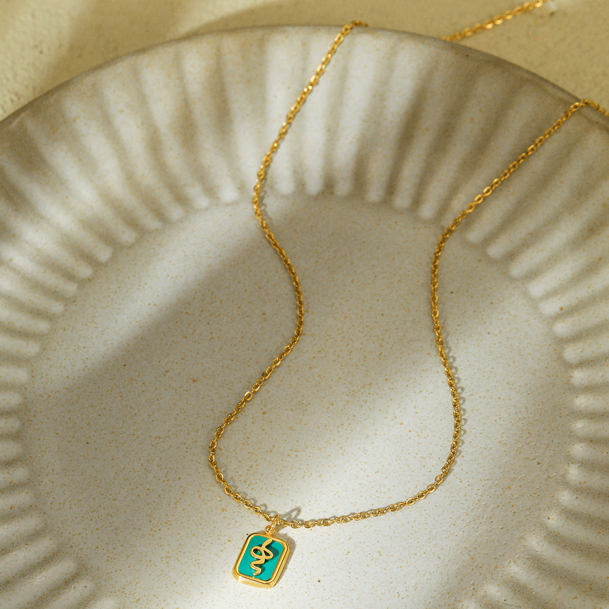 Collana minimalista a forma di serpente in acciaio al titanio con finitura placcata per donna