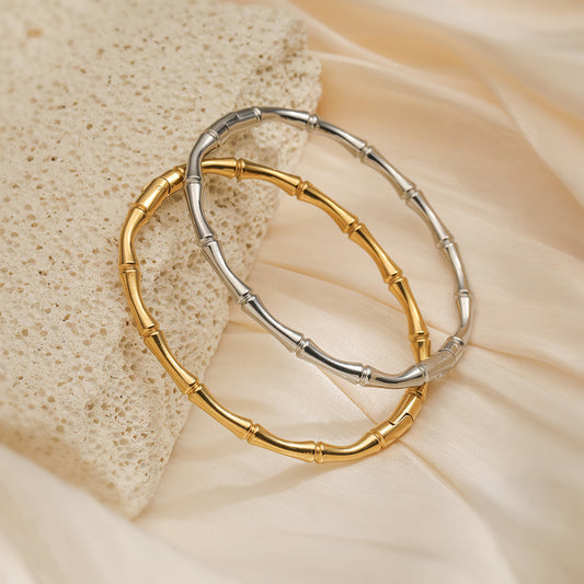 Bracciale da donna minimalista di lusso in acciaio al titanio con giunzione in bambù, dettagli micro-pavé e design irregolare
