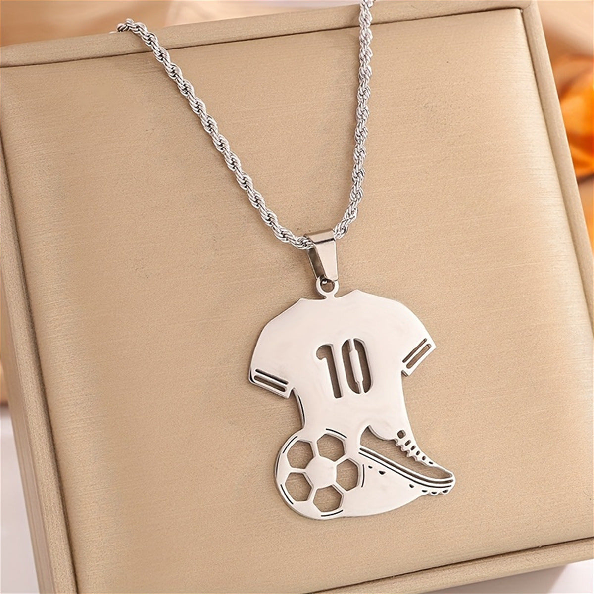 Collana con Pendente da Calcio Geometrico Sportivo in Acciaio Inossidabile e Acciaio al Titanio con Finitura Lucida Unisex