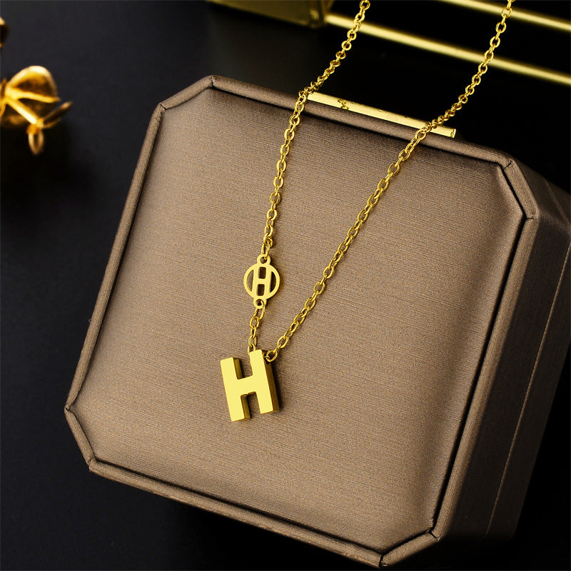 Collar con colgante de letra H minimalista en acero de titanio con acabado chapado para mujer