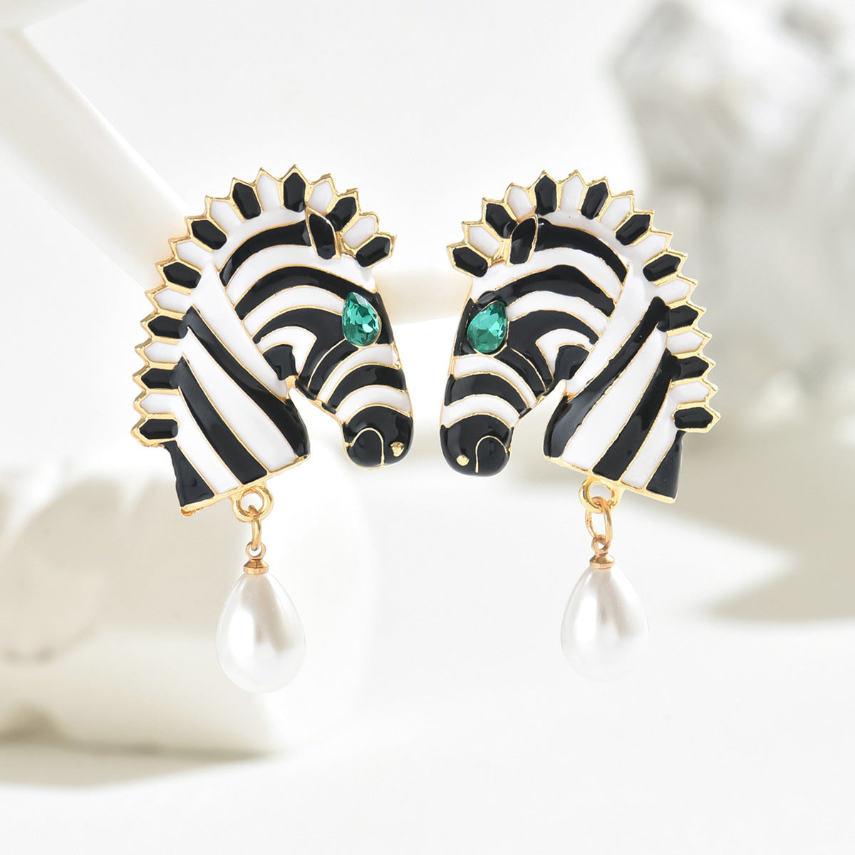 Orecchini in Lega di Zinco a Forma di Zebra con Smalto e Strass Intarsiati per Donna