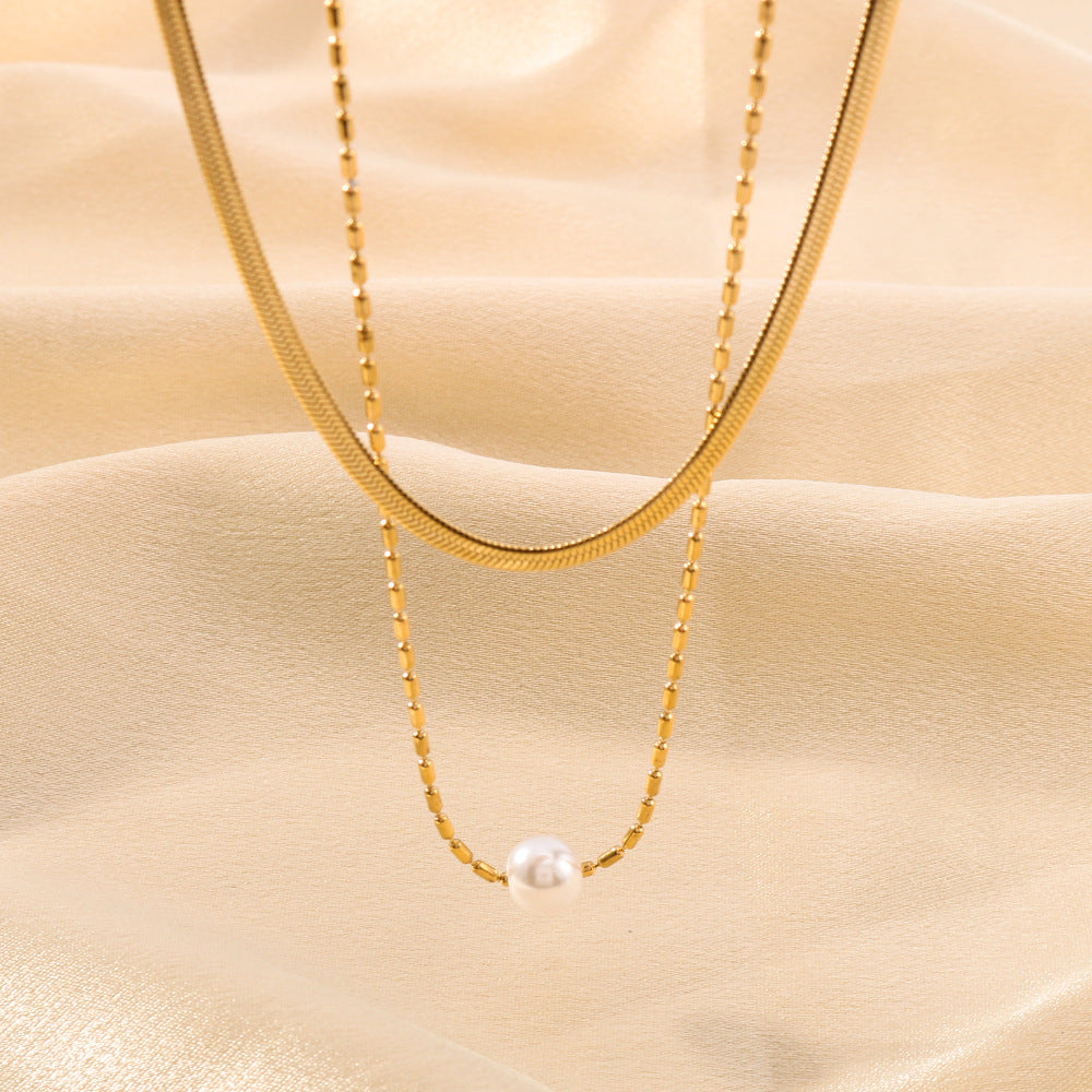 Collana minimalista a doppio strato con catena a serpente e pendente ovale con perla, in acciaio al titanio ipoallergenico con placcatura in oro 18 carati