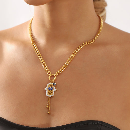 Collana pendente a palma geometrica minimalista con dettaglio occhio in smalto blu, catena a moschettone in acciaio inossidabile placcato in titanio per donna