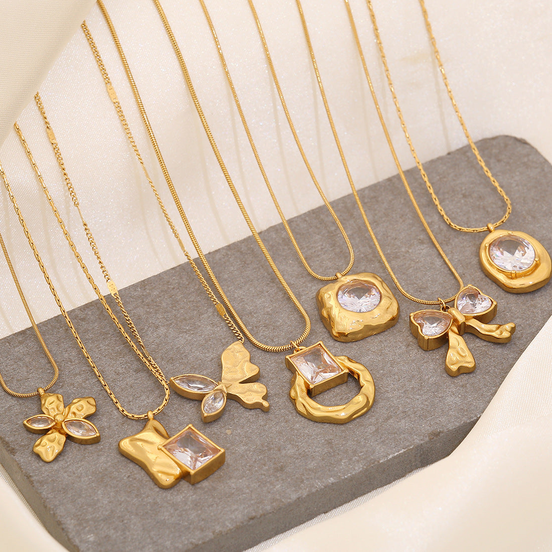 Collana con ciondolo a farfalla irregolare geometrica alla moda in acciaio inossidabile con finitura galvanica da donna
