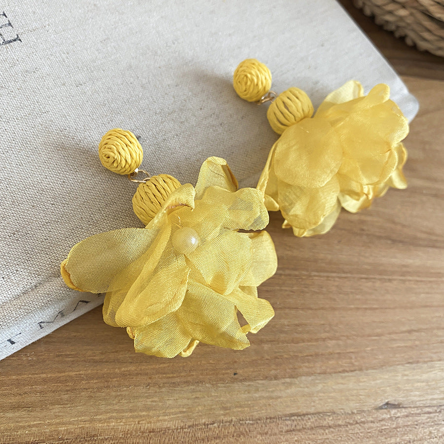 Orecchini a perno floreali fatti a mano in acciaio per donna con accenti in chiffon e rafia, gioielli per le orecchie lussuosi, leggeri, dolci ed eleganti, in stile vacanziero