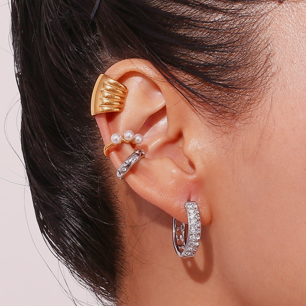 Orecchini a clip geometrici alla moda in acciaio inossidabile con placcatura in oro 18 carati, micro-pavé a doppia fila e design a cuore traforato per donna
