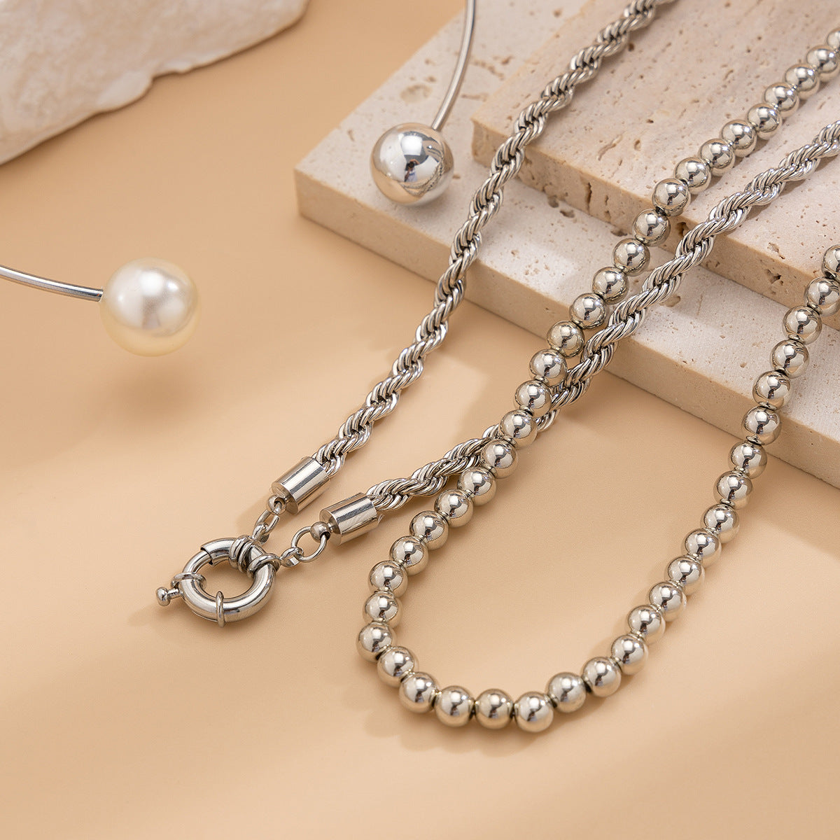 Collana girocollo minimalista in metallo geometrico con perle finte e catena decorativa