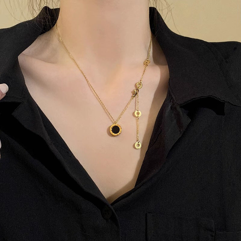Collana con Pendente a Moneta Romana Bifacciale Nera Minimalista da Donna, Catena a Medaglione in Acciaio al Titanio con Forma Irregolare e Finitura Placcata