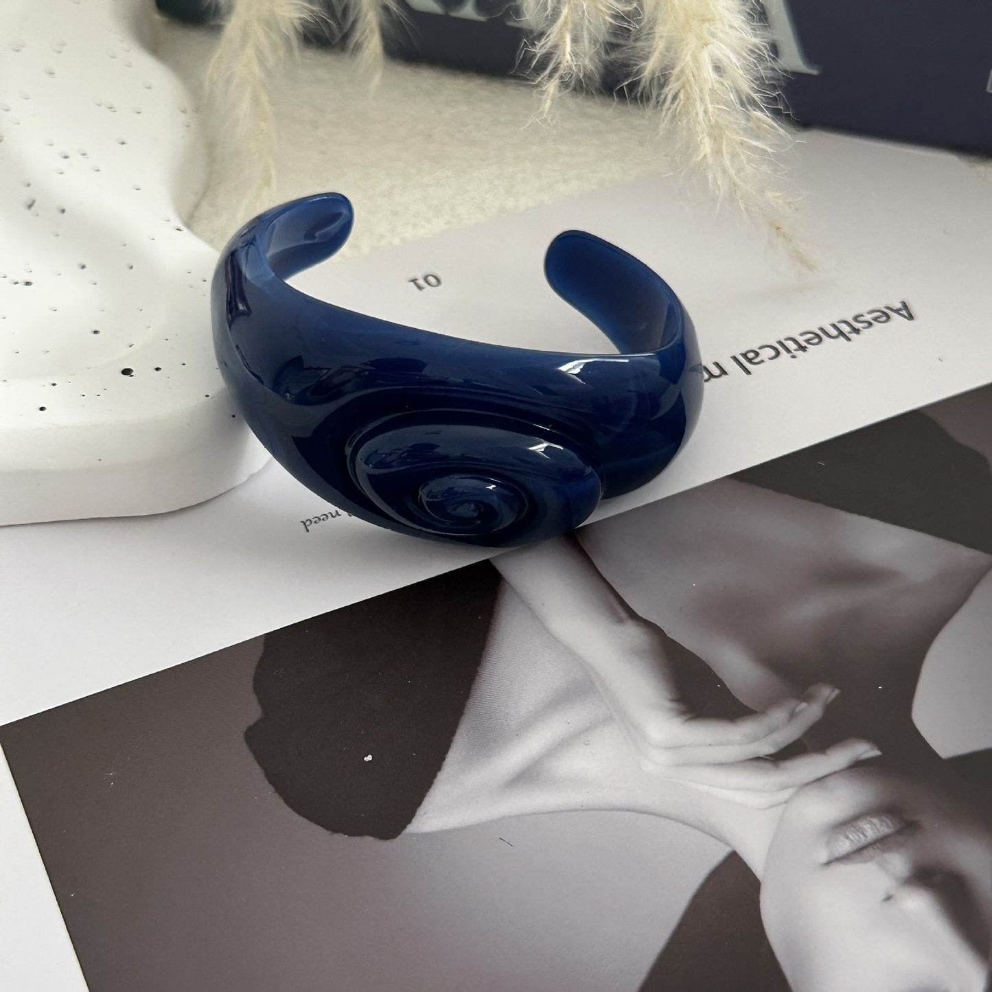 Luxury Round Gradient Acrylic Drip Oil Cuff Bracelet for Women