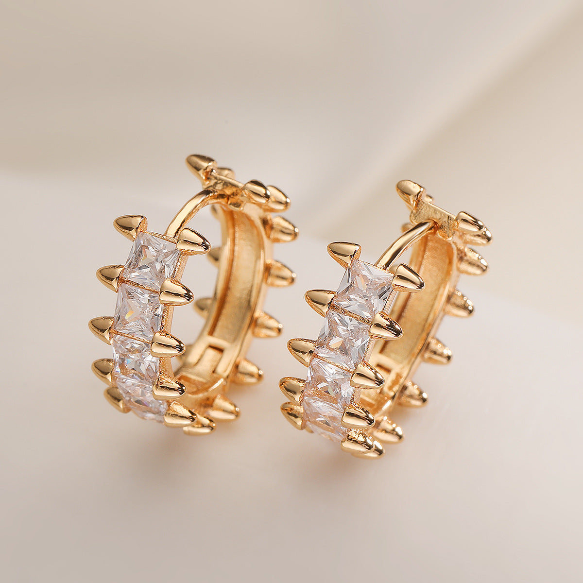 Orecchini a Cerchio Minimalisti Geometrici Irregolari a Spina di Pesce da Donna in Rame Placcato Oro 18K con Accenti di Zirconi