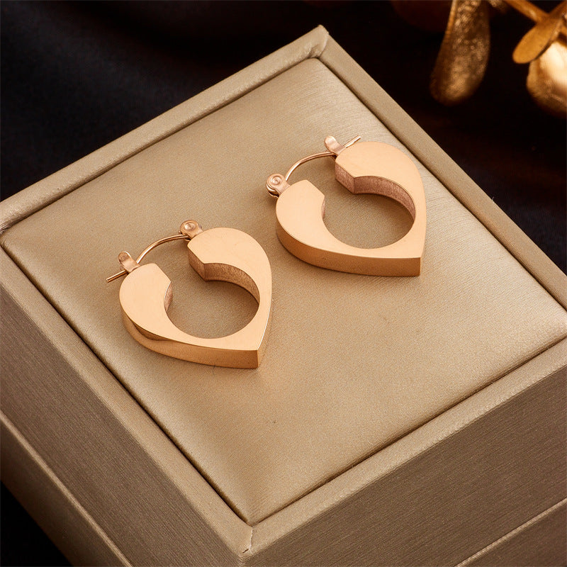 Pendientes minimalistas de corazón hueco de acero de titanio con acabado chapado para mujer