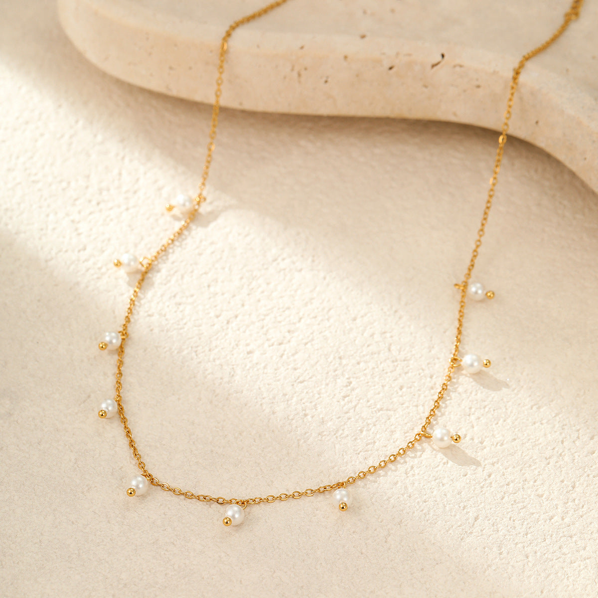 Collana con Ciondolo Geometrico Minimalista in Acciaio Inossidabile Placcato Oro 18K con Dettaglio Nappa da Donna