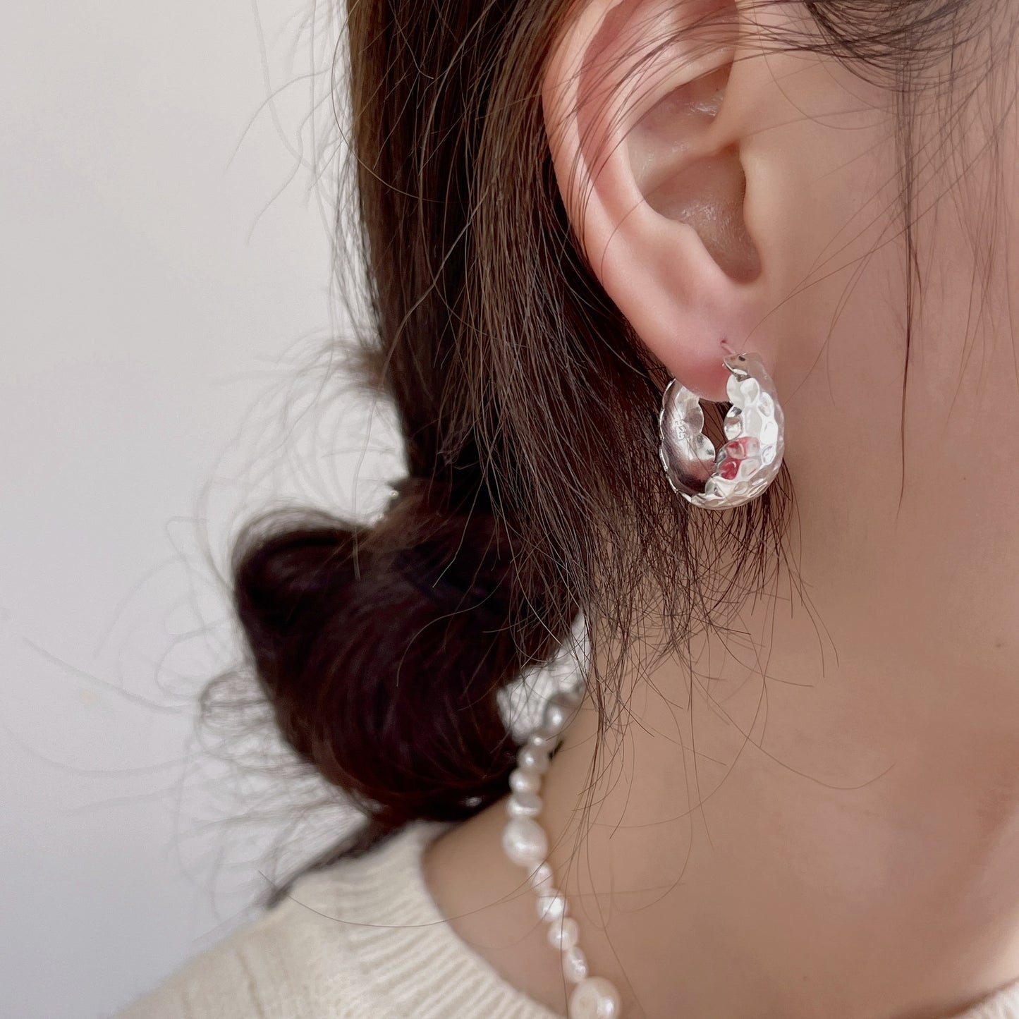 Orecchini a perno asimmetrici minimalisti in argento sterling 925 con dettaglio micro-pavé