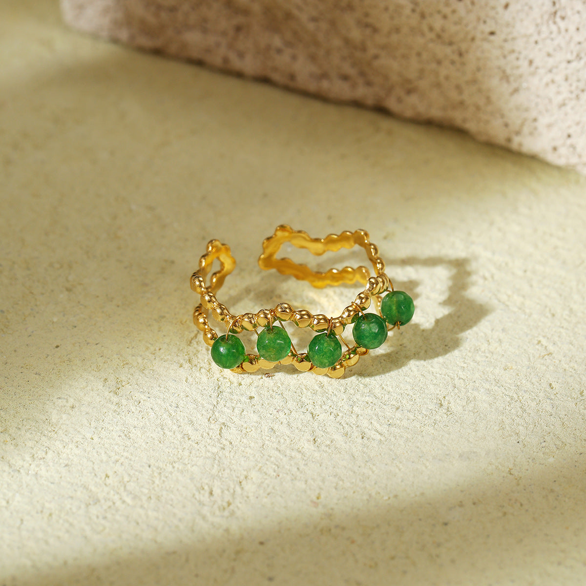 Anillo minimalista de acero de titanio geométrico para mujer con acabado chapado y cuentas de piedra natural