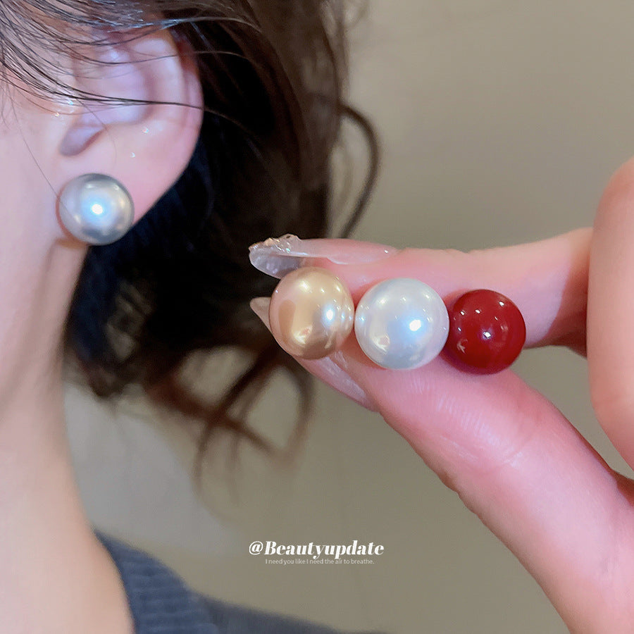 Elegantes aretes de perlas redondas estilo retro francés con postes de acero chapados en oro para mujer