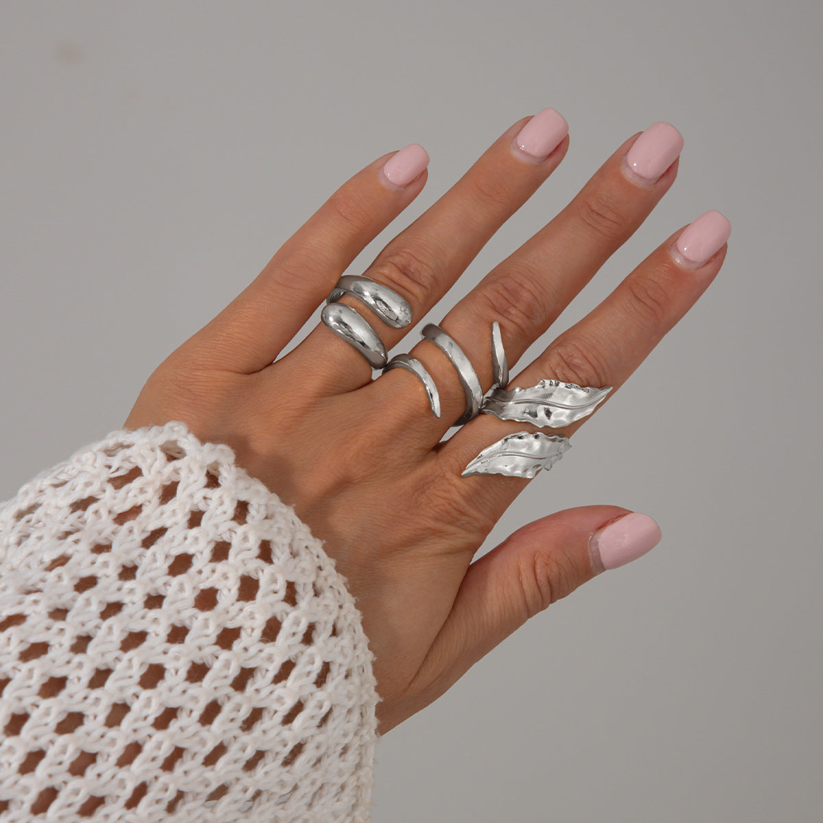 Juego de anillos geométricos minimalistas de aleación para mujer con acabado chapado, textura de arrugas líquidas y diseño apilable.