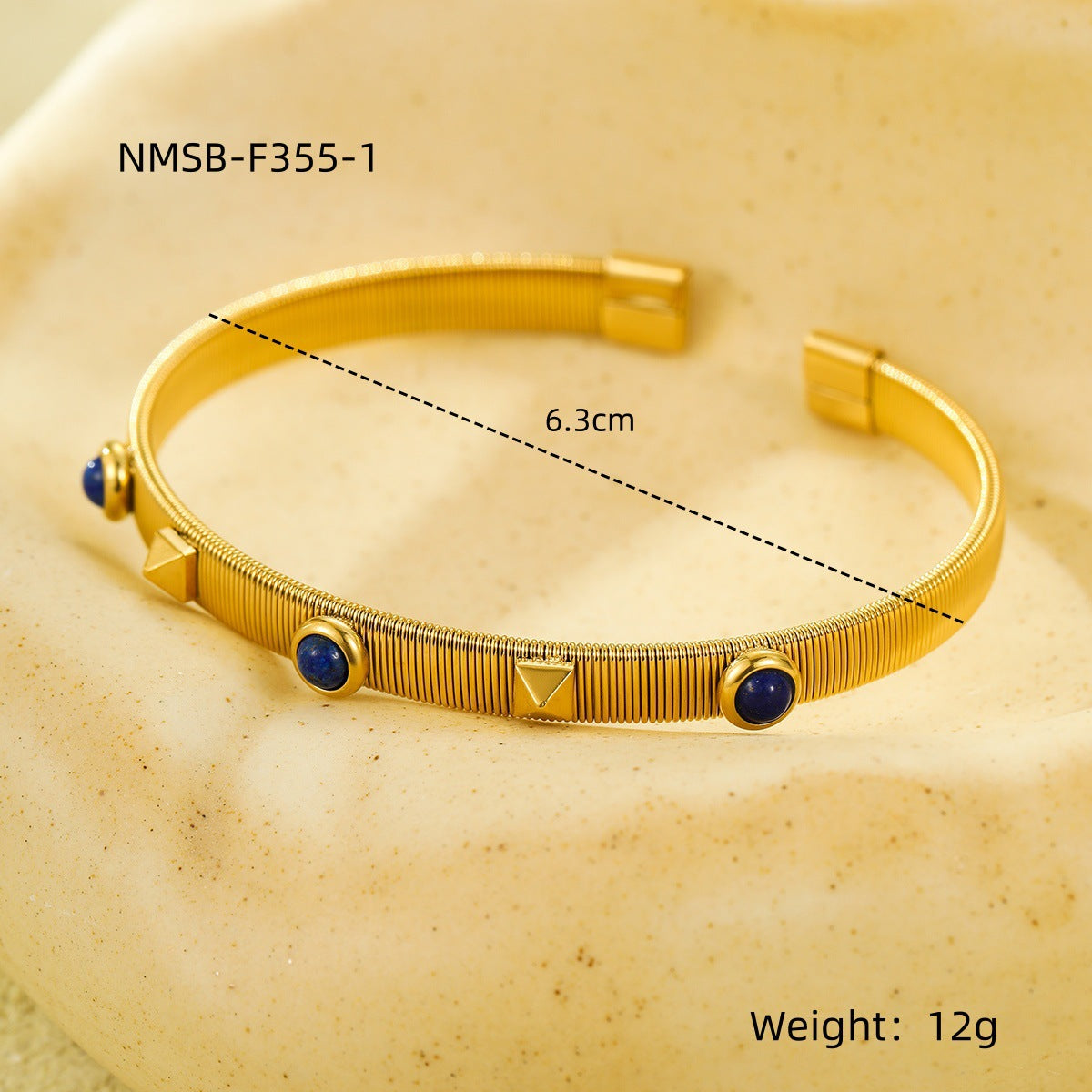 Pulsera de acero titanio de estilo vintage con acabado pulido y patrón circular texturizado para mujer
