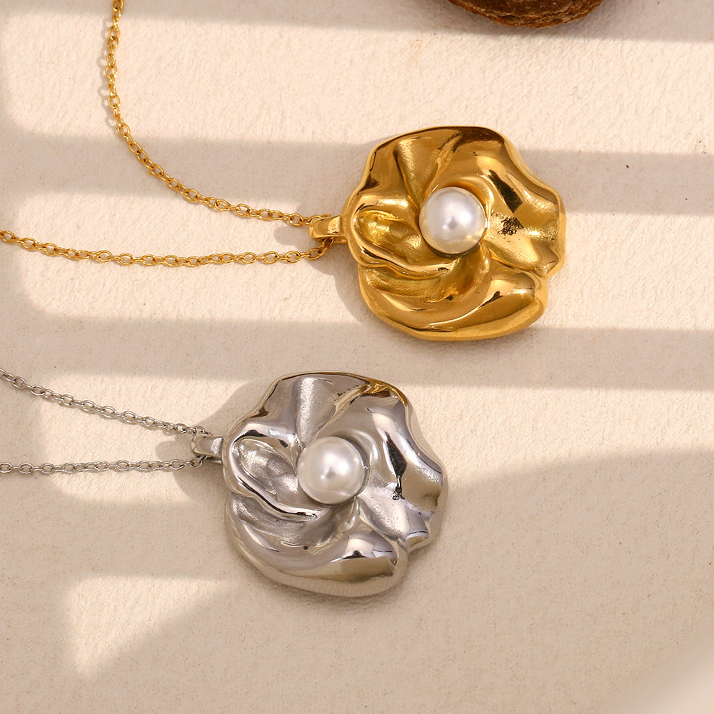 Elegante collana a pendente geometrica in stile francese in acciaio inossidabile placcato oro 18 carati con accenti floreali di perle