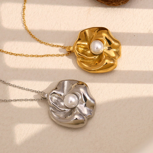 Elegante collana a pendente geometrica in stile francese in acciaio inossidabile placcato oro 18 carati con accenti floreali di perle