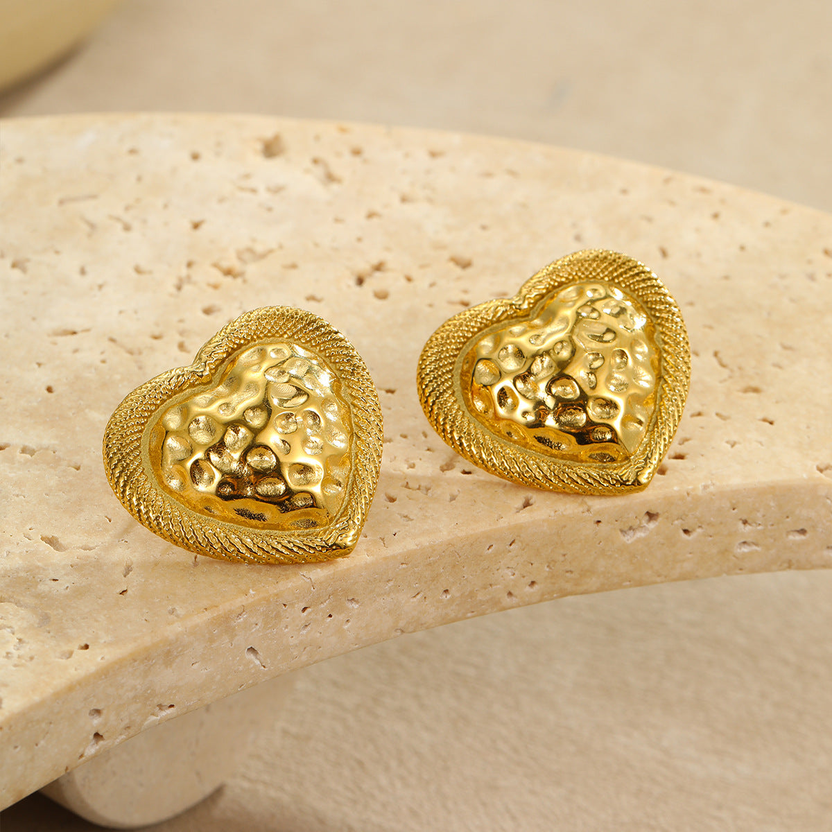 Elegantes pendientes de acero inoxidable con forma de corazón martillado y acabado chapado para mujer