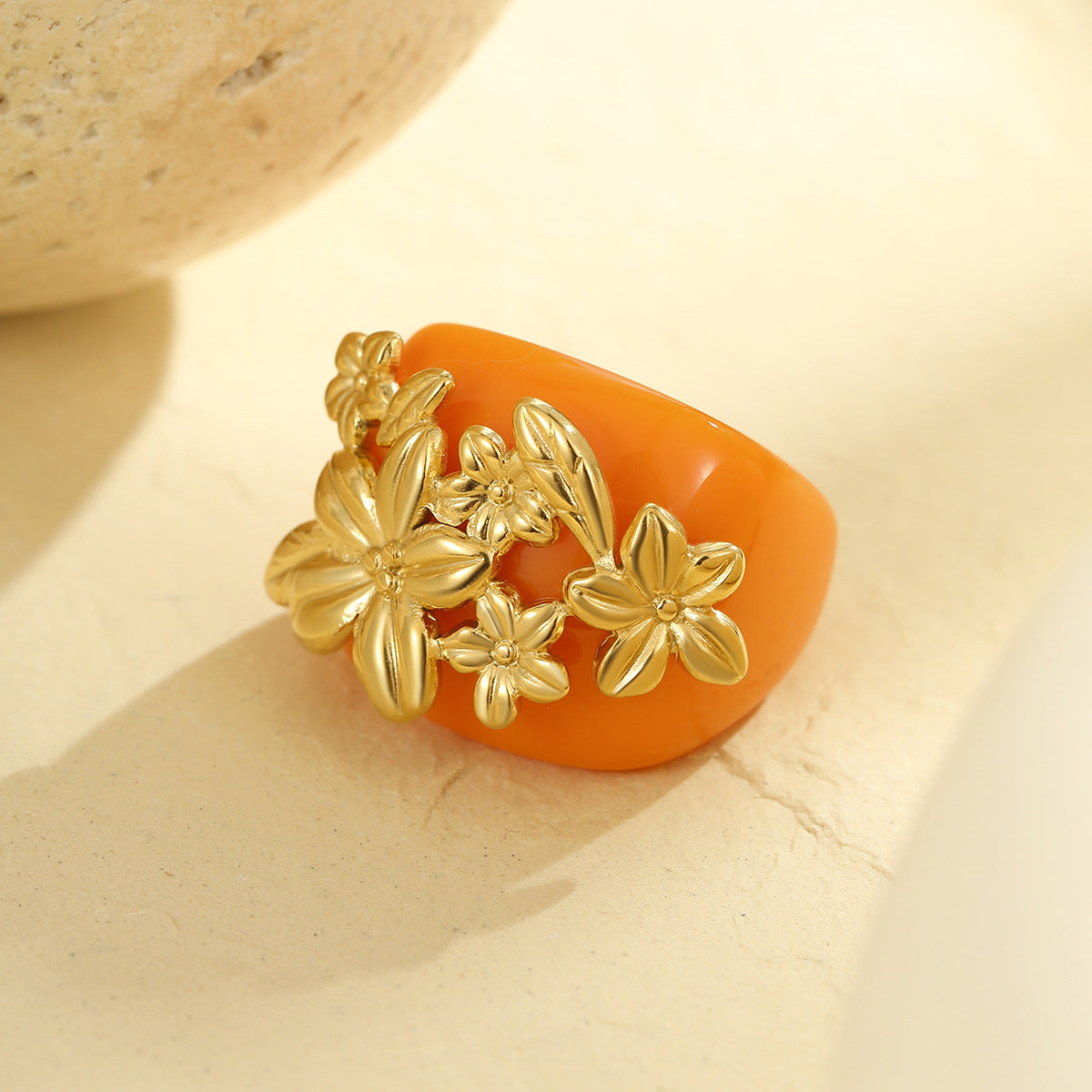 Anello geometrico floreale di lusso da donna in acciaio inossidabile con finitura placcata, accessorio di moda versatile