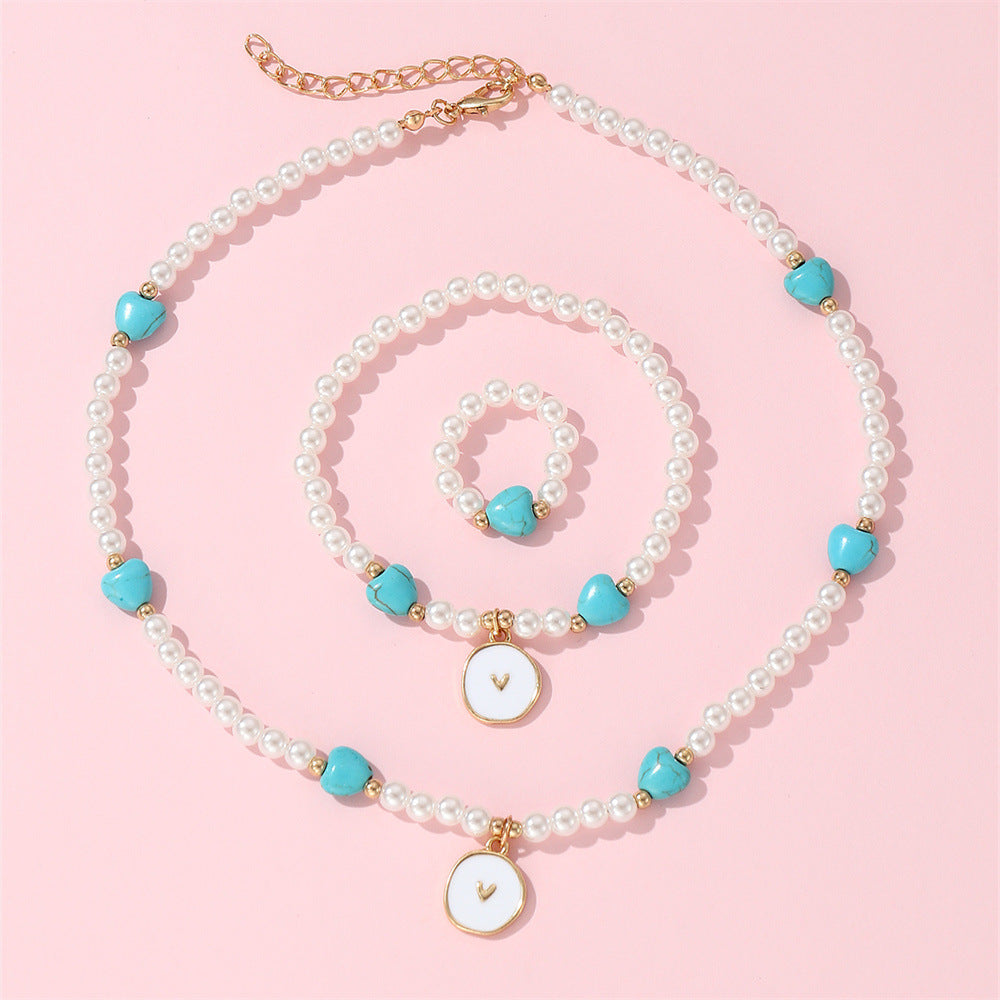 Set di collane con perline di vetro a forma di cuore minimalista per bambini, con dettagli in perle e finitura smaltata