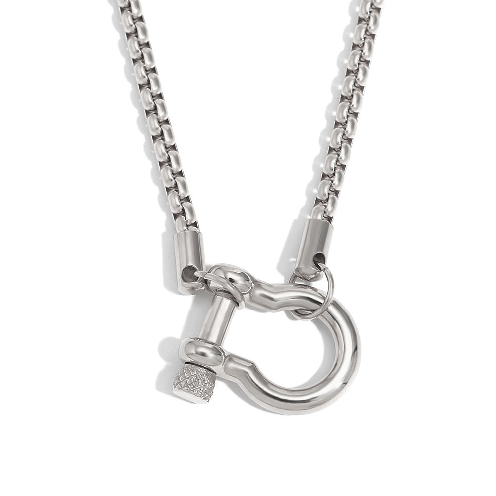 Elegante Collana con Pendente Geometrico in Acciaio Inossidabile, Placcatura in Oro 18K e Accento di Perla Quadrata, Chiusura a Ferro di Cavallo, da Donna