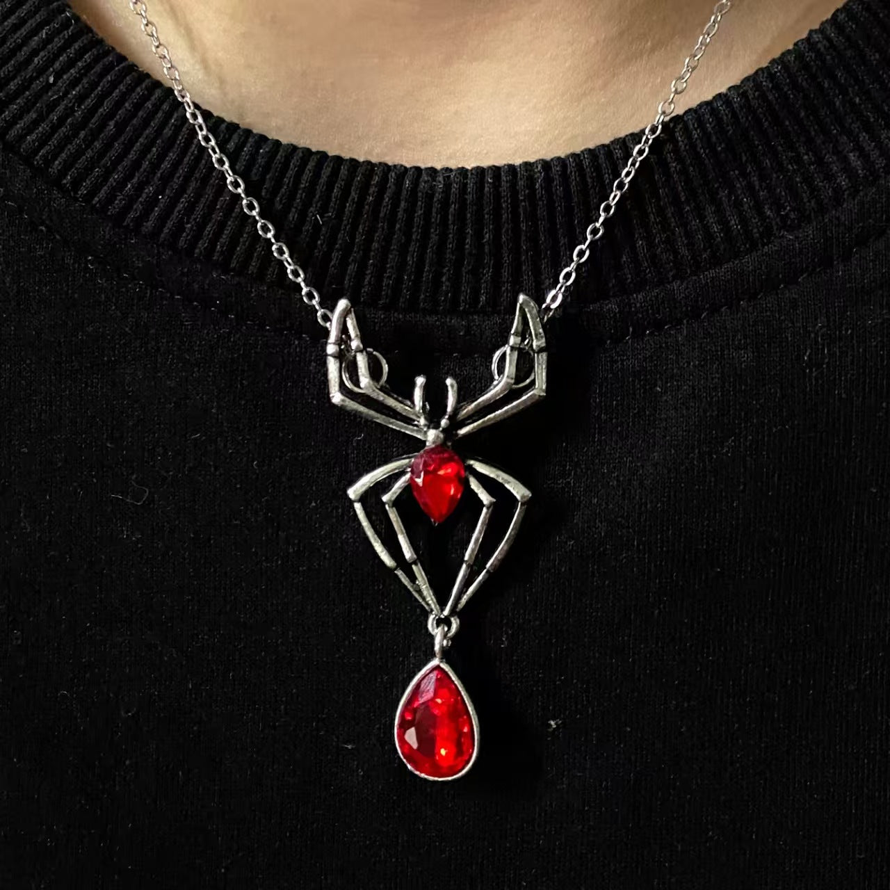 Pendientes llamativos góticos con araña en aleación con acabado galvanizado para estilo punk de Halloween