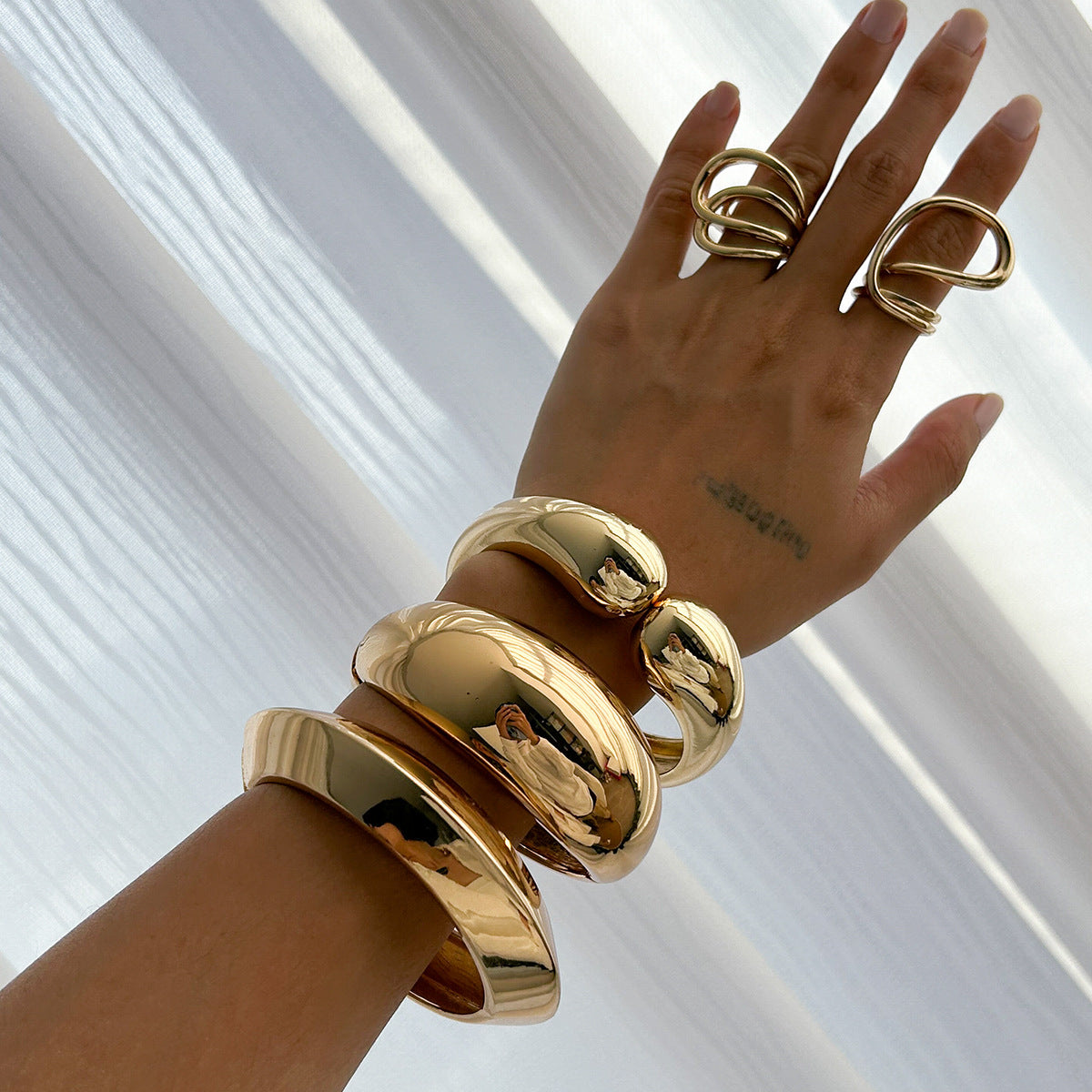 Bracciale rigido geometrico da donna in lega in stile cyberpunk retrò con finitura placcata