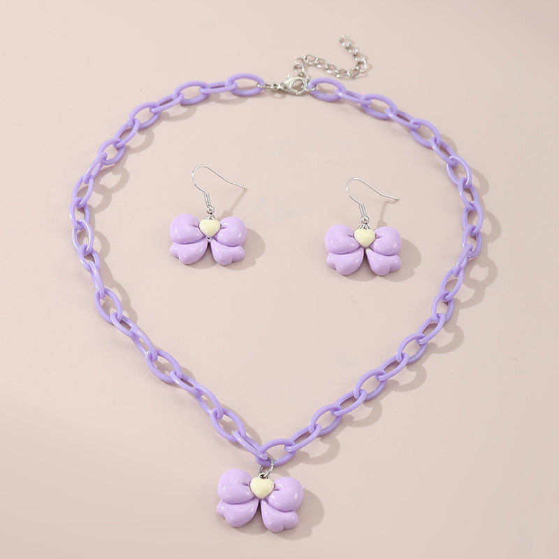Collar con colgante de lazo acrílico minimalista color caramelo para niños con acabado esmaltado y cadena de cuentas