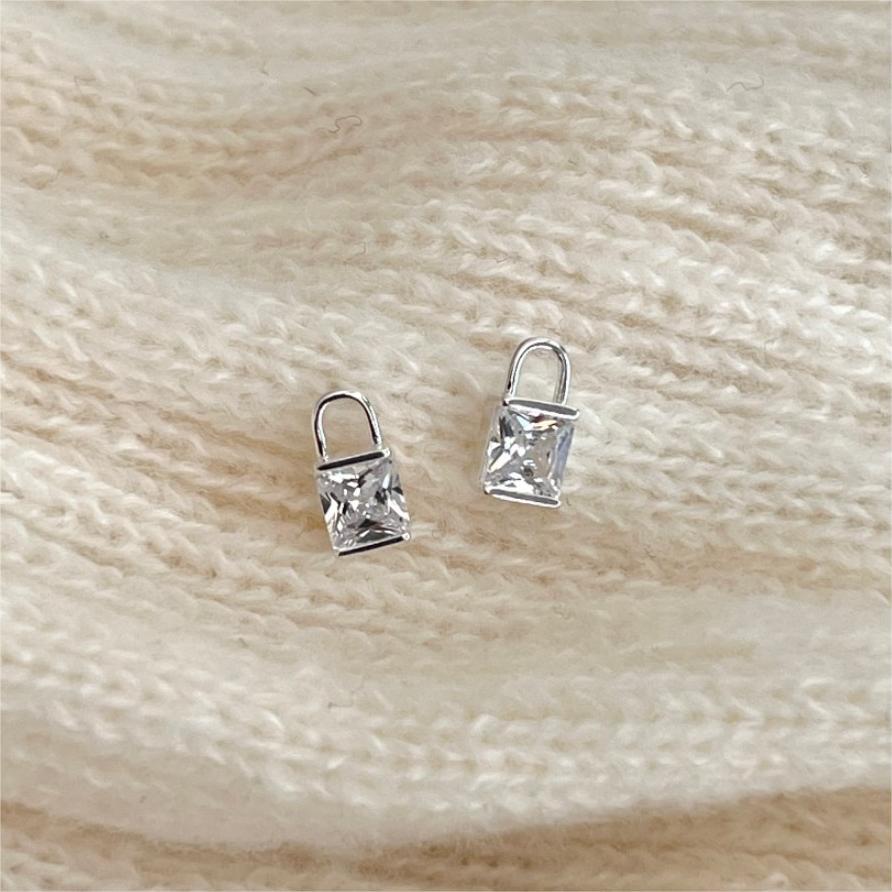 Orecchini a perno quadrati minimalisti con zirconi in argento sterling 925, finitura lucida e bordi smussati