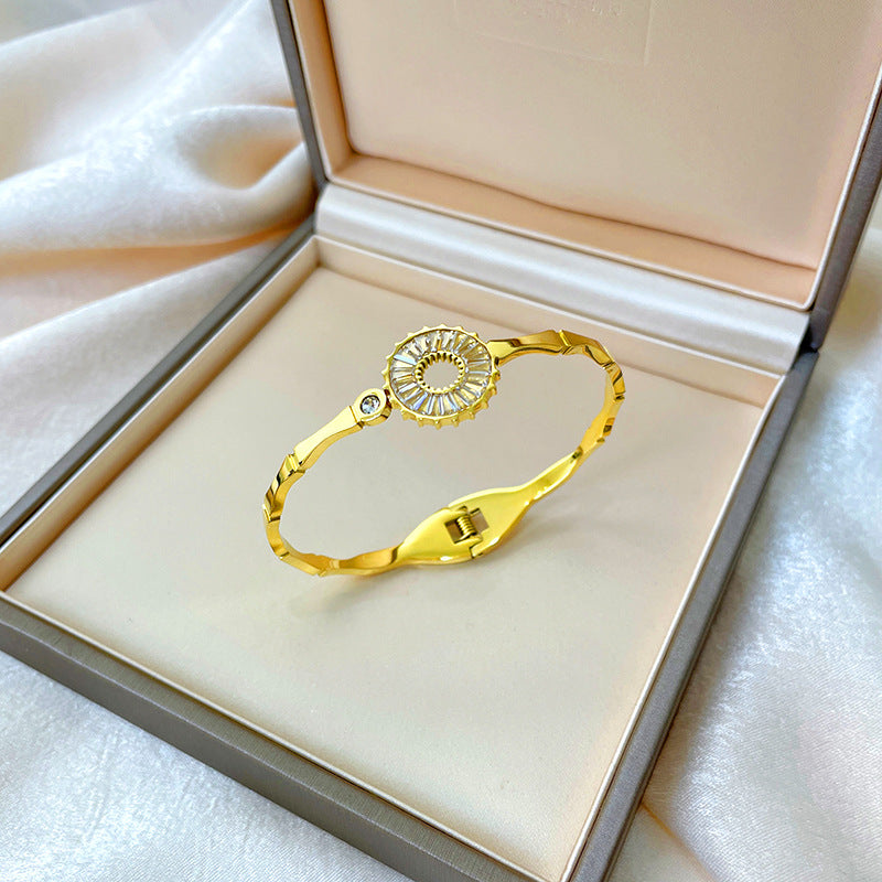Bracciale minimalista in titanio e acciaio placcato oro rosa con intarsio in strass e design dalla forma irregolare