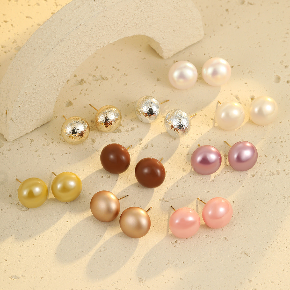 Orecchini alla moda in acciaio inossidabile con geometria e accenti di perle da donna, lucidati e placcati per un look elegante da ufficio