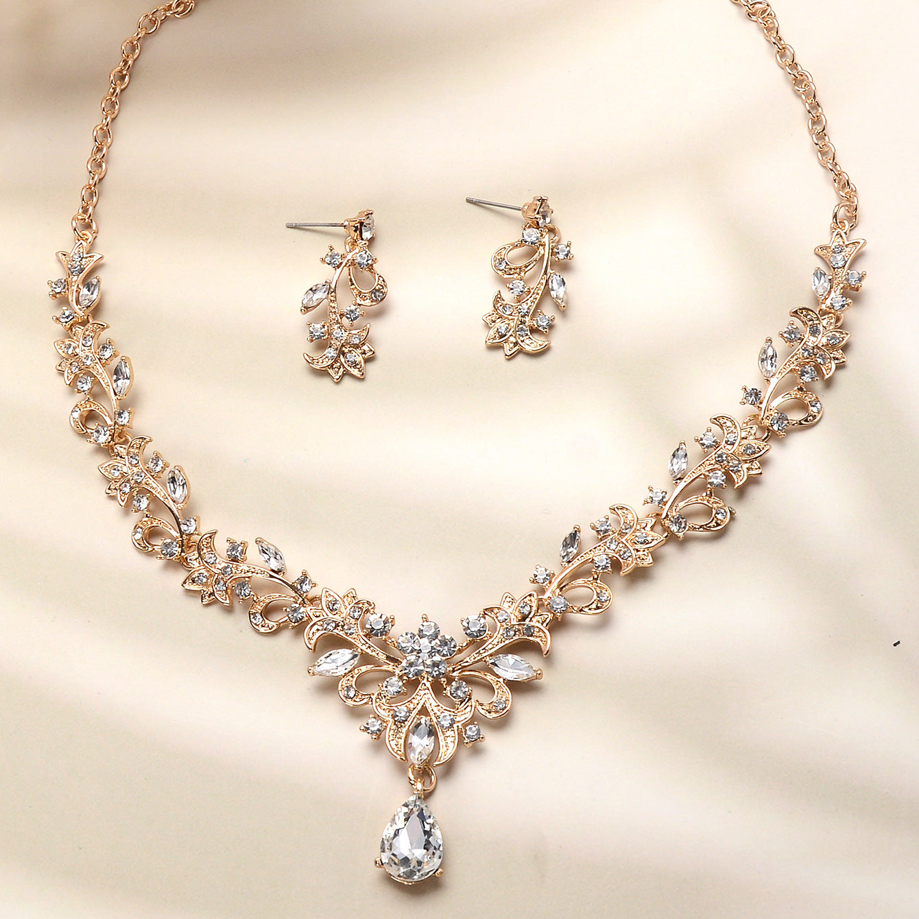 Parure di gioielli da sposa: collana e orecchini in lega con strass intarsiati e ciondolo di cristallo, stile floreale, dolce ed elegante