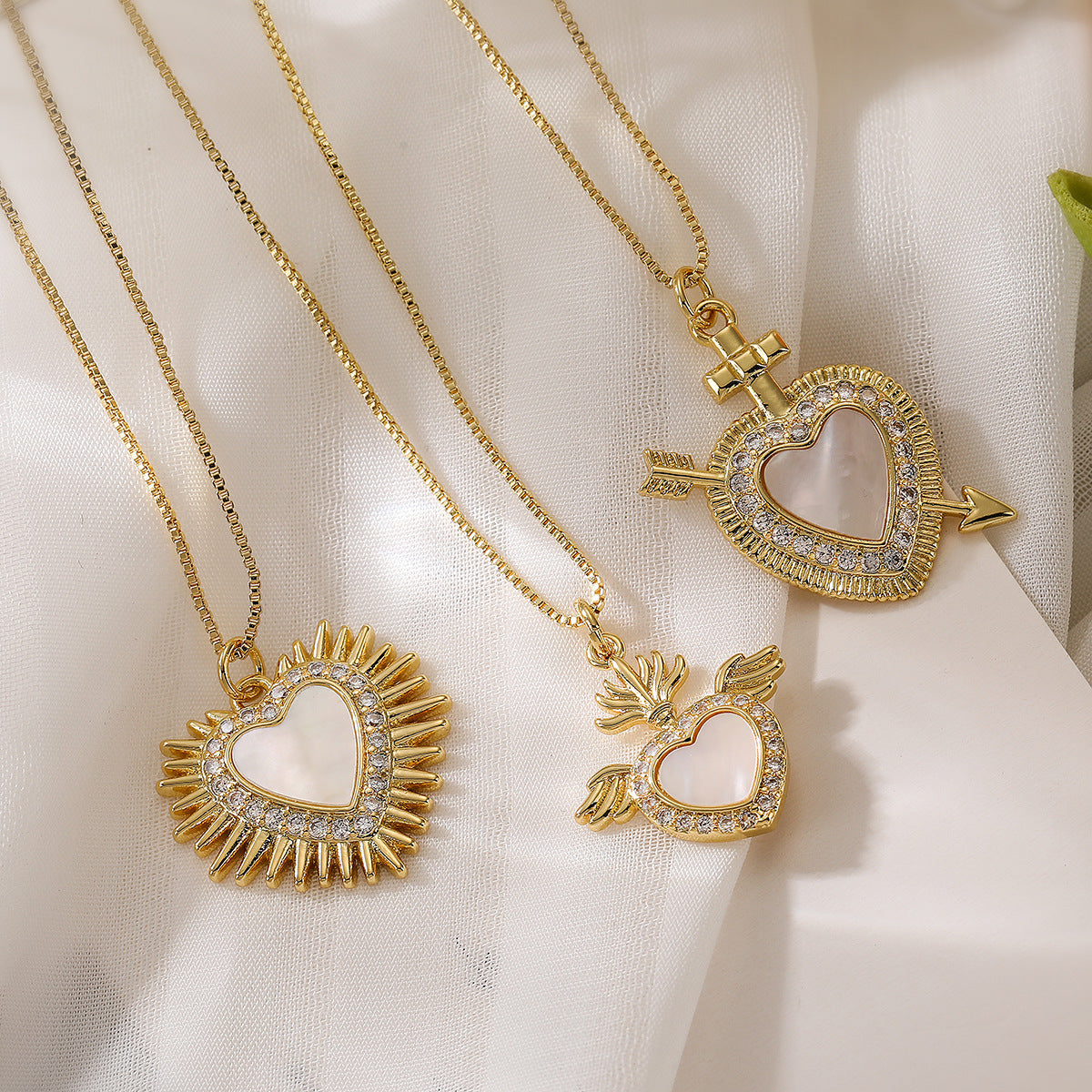Collana con ciondolo a cuore minimalista in rame placcato oro 18 carati con intarsi in abalone bianco e zirconi da donna