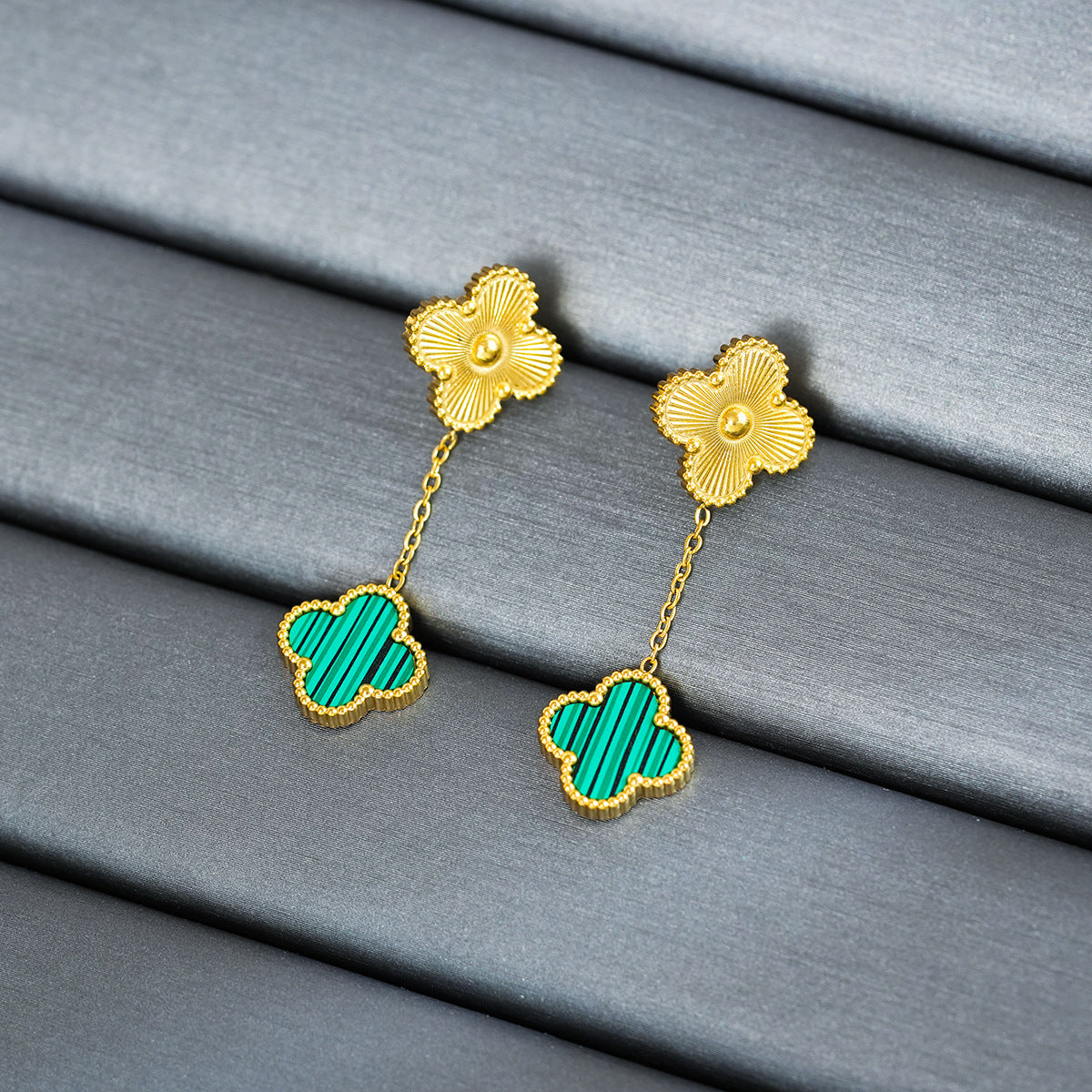 Conjunto de Collar de Trébol de Cuatro Hojas Geométrico Moderno Minimalista de Acero de Titanio para Mujer con Baño de Oro de 18K y Detalles de Nácar