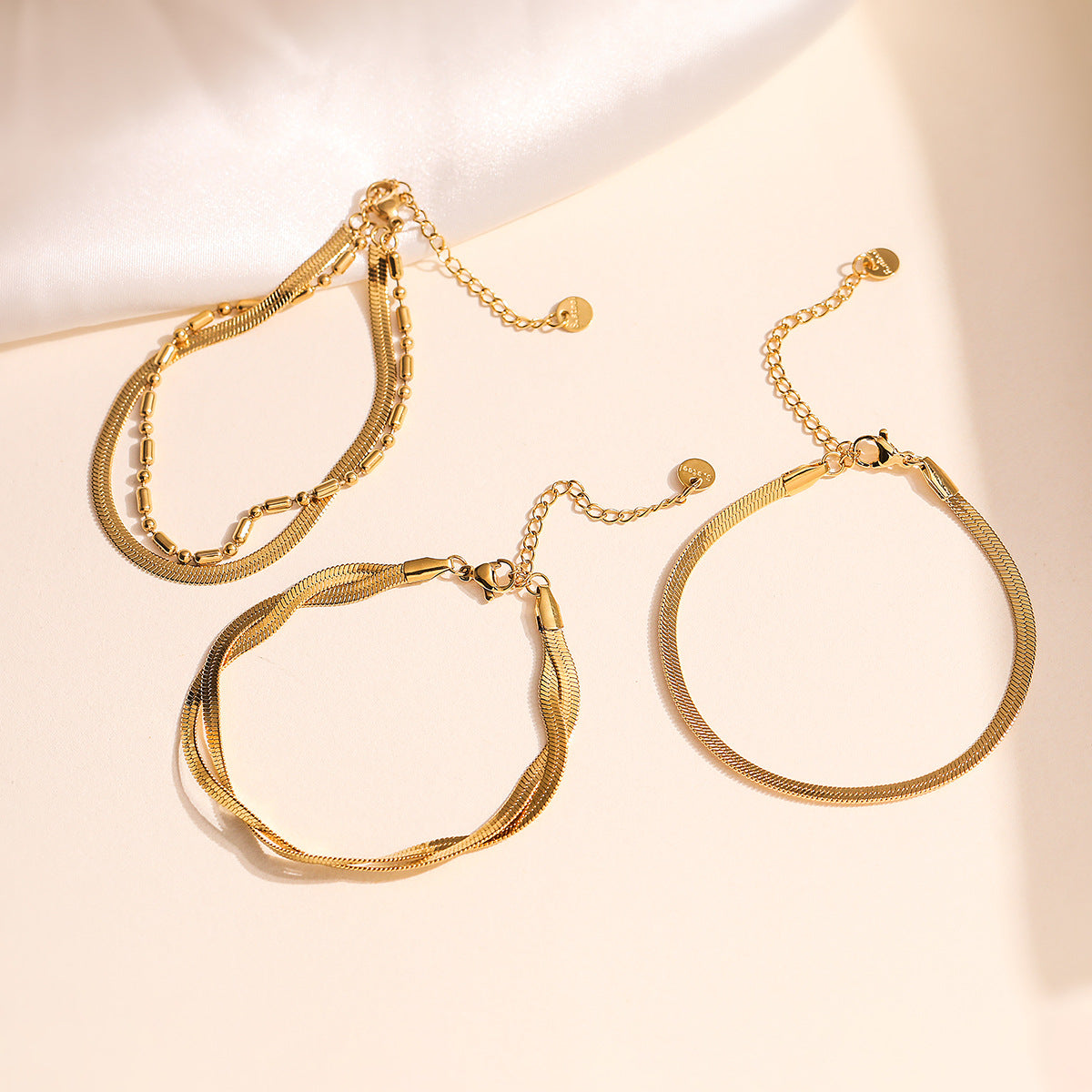 Pulsera de acero inoxidable geométrica minimalista para mujer con baño de oro de 18 quilates y detalles microincrustados
