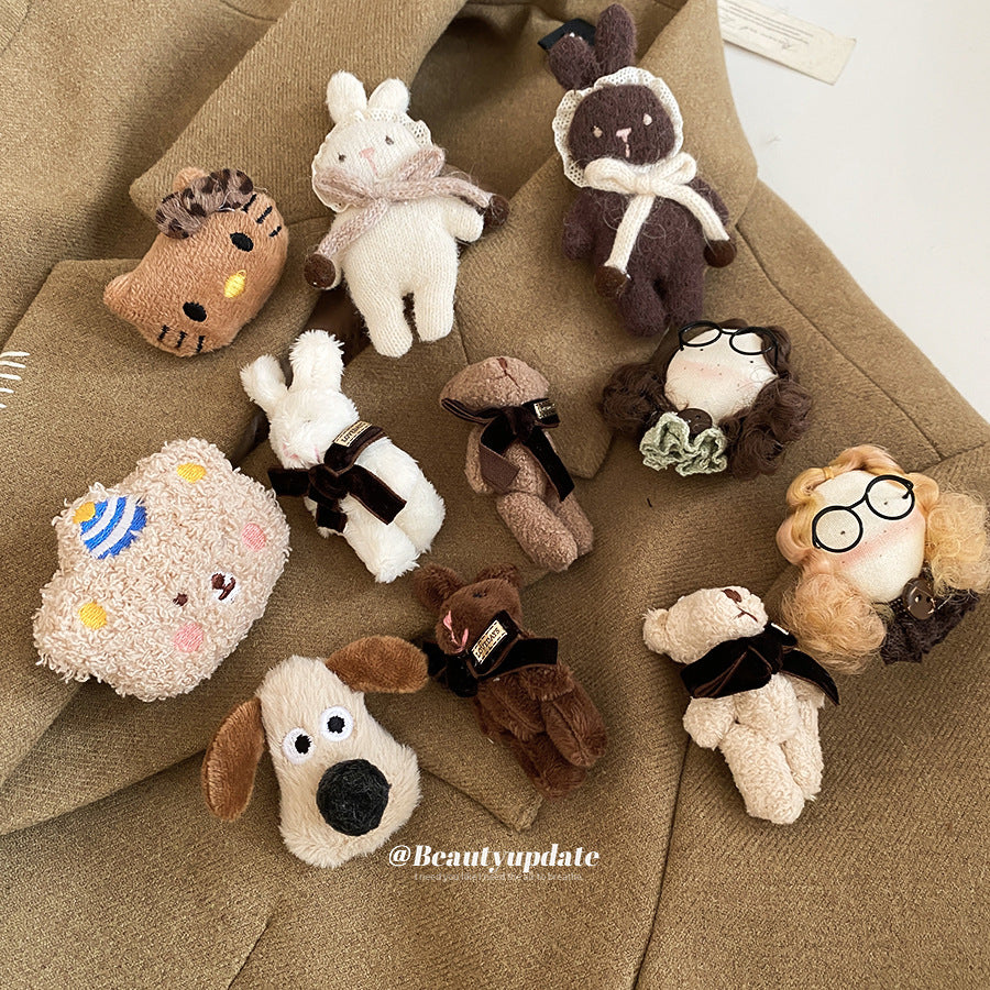 Spilla da donna fatta a mano con orso e gatto floccati, simpatico accessorio a forma di animale cartone animato in stile casual e per il pendolare alla moda