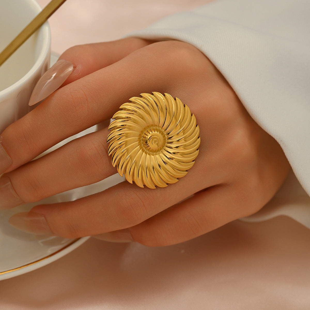 Anello aperto regolabile da donna a forma di cuore geometrico in lega di zinco con finitura placcata